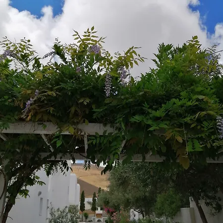 Mouras מלון דירות 4*